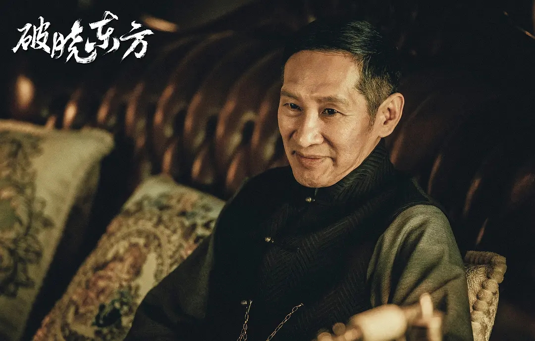 王劲松在《破晓东方》中饰演杜月笙 