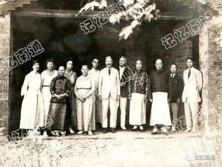 1920年6月9日合影，从左至右分别是高诚身夫人白美华、杜威