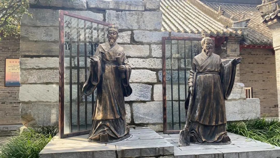 南阳知府衙门照壁附近的父母官雕塑