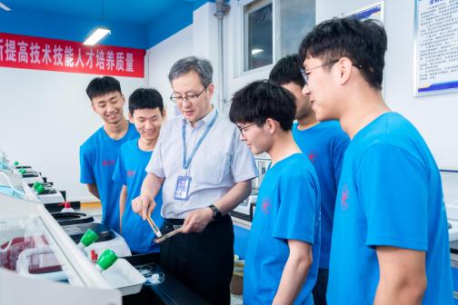 中德先进职业教育</p>据2024年5月学校官网信息，学校与中信重工、阿里巴巴、美的、格力、海尔、老板电器、清华大学天津高端装备研究院洛阳先进制造产业研发基地、苏州富纳艾尔科技有限公司等128家国际国内企业建立了长期合作关系，建成了25个校内实训基地和160个校外实训基地；2021年联合阿里巴巴、字节跳动、谷歌、河南安装集团获批教育部就业育人项目</p><p><p class=