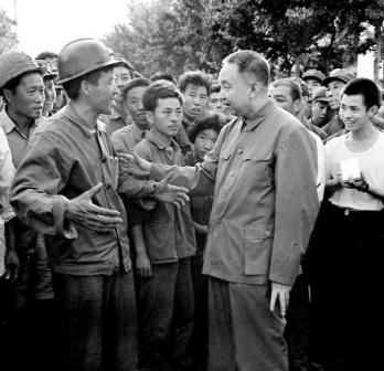 1976年，华国锋同志慰问唐山地震灾区人民