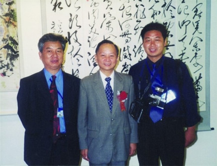 师杰与时任驻新加坡大使张九桓（中）合影