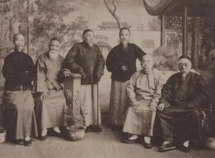 1920年上海新世界重阳登高留影（左三为沈曾植）