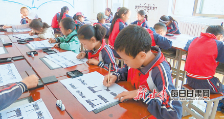 甘南州迭部县藏文书法进校园