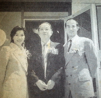 香港影星李子雄夫妇与中国驻多伦多副总领事厉声教(中)合影