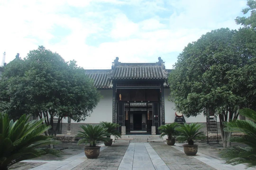 羊续悬鱼的典故，南阳知府衙门内宅门悬挂者一条木鱼