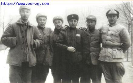 王恩茂(左1)与买买提伊敏·伊敏诺夫在喀什