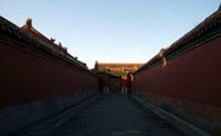 宫墙过道，张裕妃就在这种环境被软禁饿死