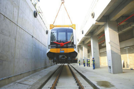 成都地铁9号线列车抵达车辆段落轨