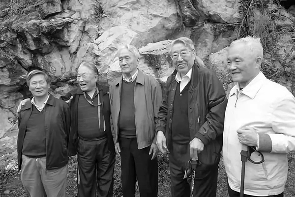 常印佛（左三）在秦岭野外考察
