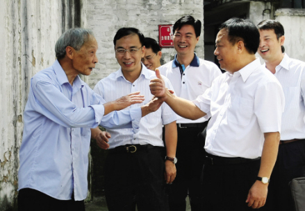 李毓全市长一行到杨宝霖家慰问