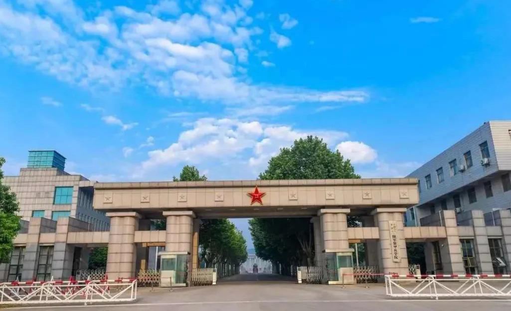 蚌埠校区正门（安徽蚌埠）