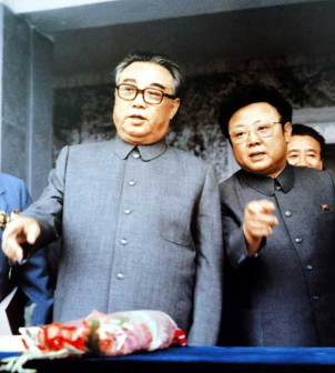 1983年，金日成与金正日观看国庆阅兵式