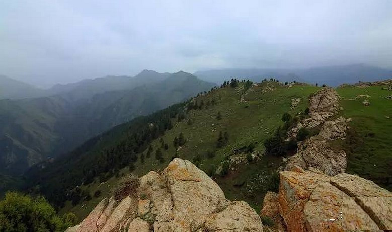 焉支册东部白露掌一带山峰