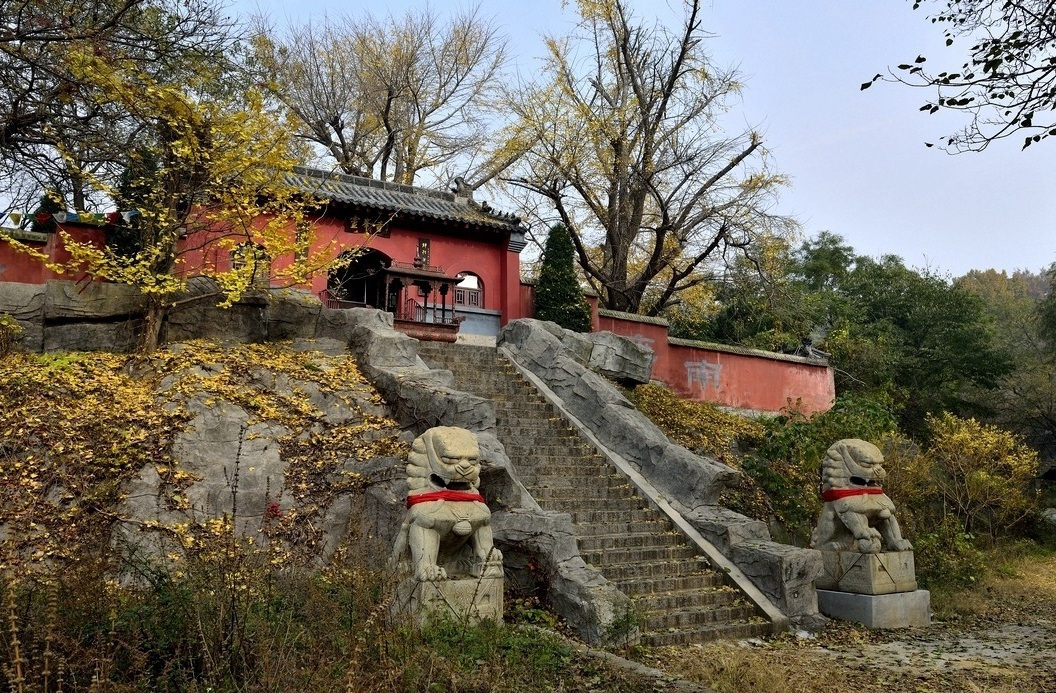 抱犊崮兰陵县一侧的灵峰寺
