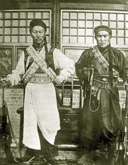 陶克陶胡与丹毕坚赞（右）
