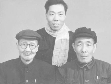 黄文弼（左一）