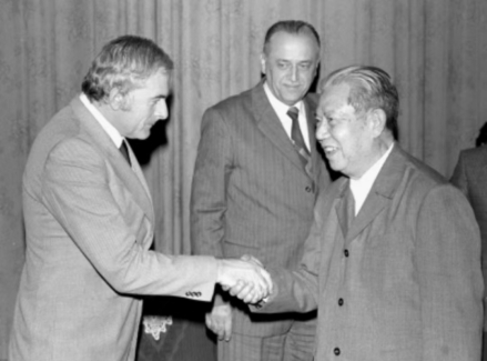 1985年9月，邓力群同志会见罗马尼亚新闻代表团