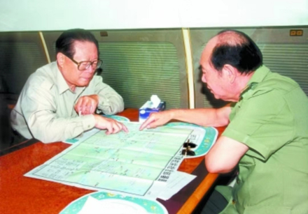 1998年8月13日，江泽民同志听取张万年同志汇报抗洪情况
