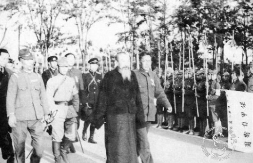 日伪官员在检阅自卫团，人手一杆红缨枪。