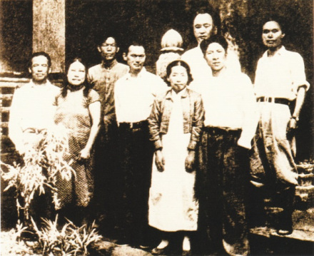 1941年彭山崖墓考古队人员合影（前排最右为夏鼐，后排右二为