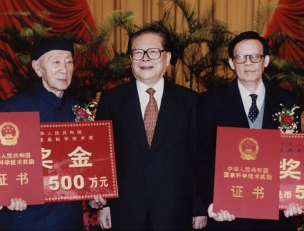 江泽民同志为最高科学奖获得者——王选（右一）、黄昆（左）颁奖