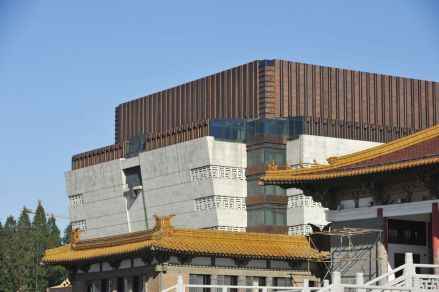 南京博物院大殿与特展馆建筑一角