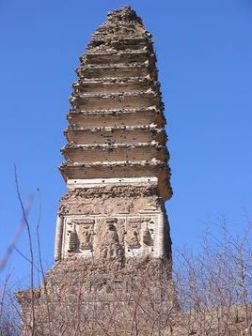 修缮前的青峰塔