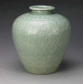 龙泉窑青釉凸花缠枝莲纹尊