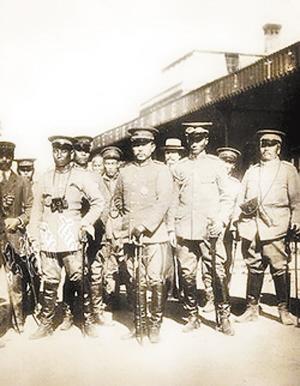 吴禄贞（中）1911年在石家庄火车站 