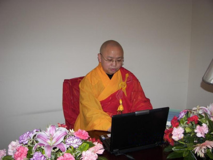 智海法师百忙之中，网络为学员讲课
