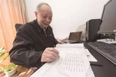 郑有炓在查阅资料