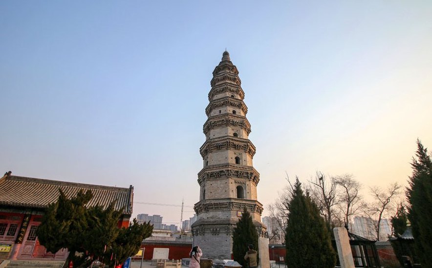 宝云塔及塔前石碑