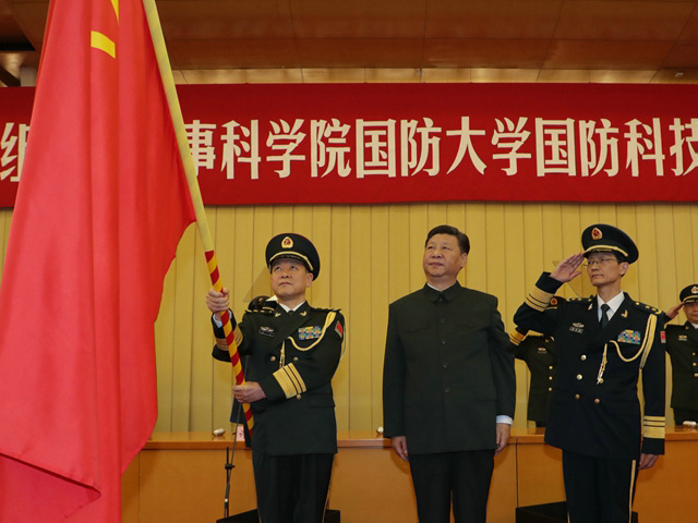 2017年7月19日习近平向国防大学授旗 