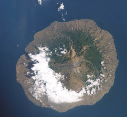 卫星拍摄的一个小岛，岛中央是一座火山