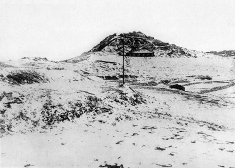 1895年2月21日拍摄的威海卫港西侧北山嘴炮台。