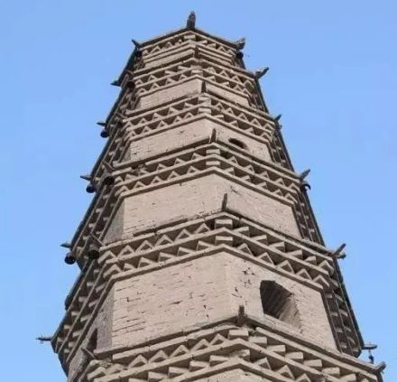 塔身