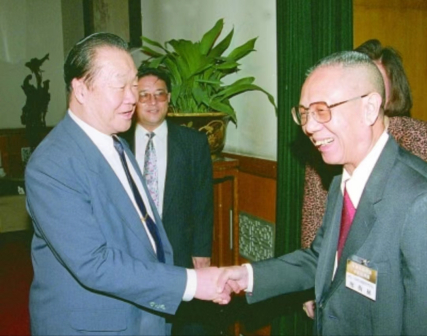 1996年9月，万国权会见泰国九属会馆首长访问团