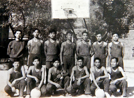 1957年,外交部篮球队合影(后排左一为队长兼教练厉声教)