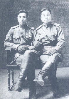 1945年11月，88旅少尉陶雨峰与刘铁石合影于牡