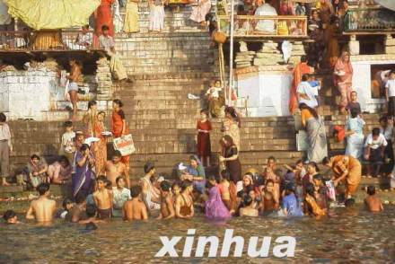 到恒河洗圣水澡