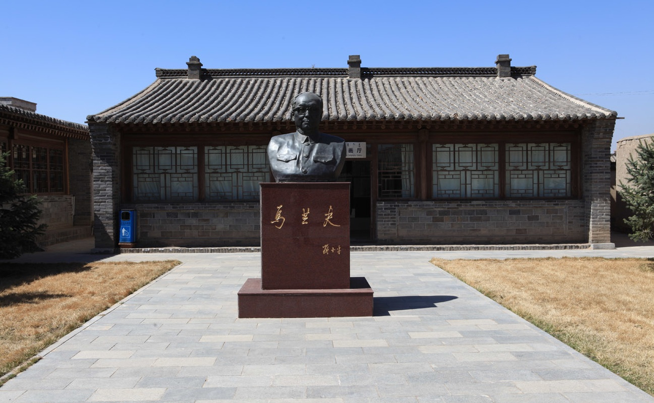 乌兰夫故居庭院中央安放的乌兰夫同志的半身铜像