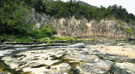 仙字潭摩崖石刻远景