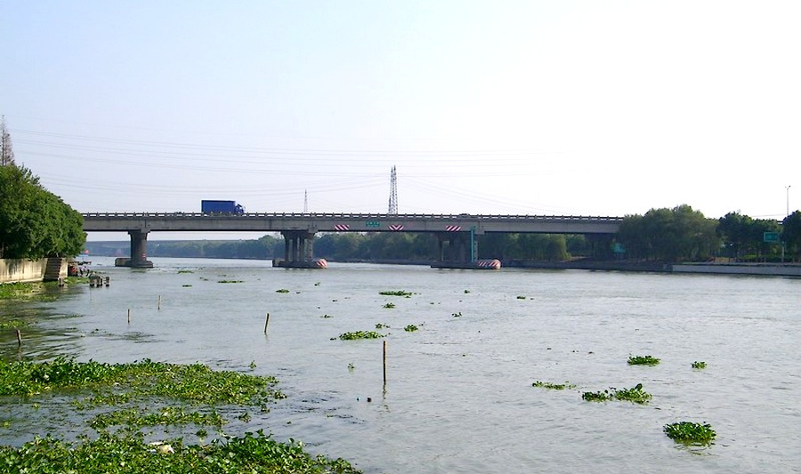 淀山湖口淀峰村一带的拦路港河段