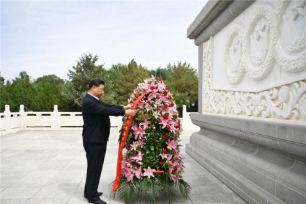 习近平向烈士敬献花篮