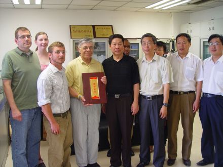 美国游学团为灾区捐款现场