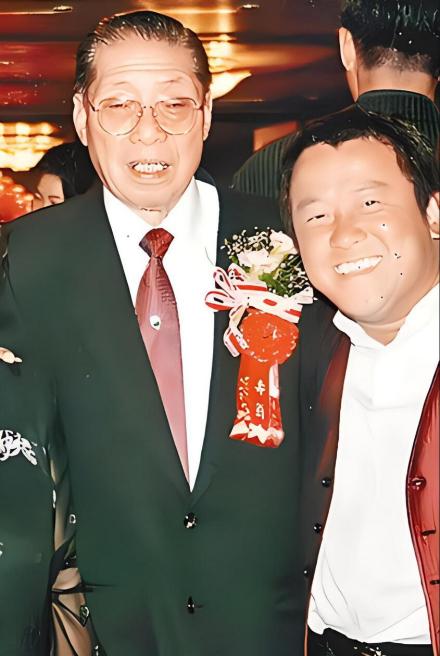 曾志伟（右）与父亲曾启荣