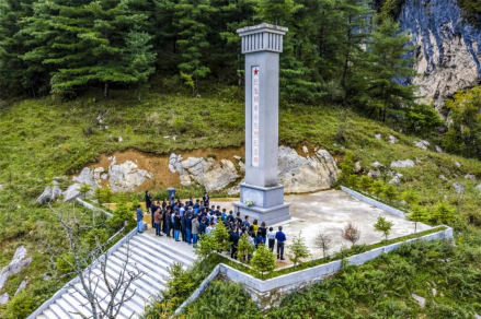 红池坝革命先烈纪念碑