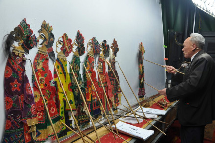 沔阳皮影戏演出后台