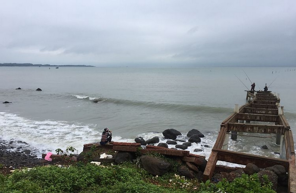 琼州海峡北岸的红坎湾